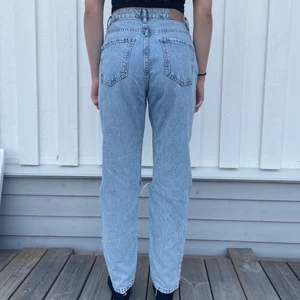Dagny mom Jeans - Säljer även dessa jeans från Gina tricot då dom inte längre används. Jeansen är i bra sick och kvaliten är hög. Modell: ”Dagny Mom Jeans, it blue destroy”. Skriv för mer info & bilder🫶