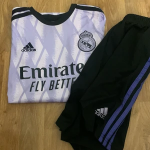 real madrid sett - Färgen ser annorlunda ut i kameran, hör av dej för flera bilder. Jätte skönt material använt flera gånger men det är inget som syns. Somsagt köpt båda setten ja lagt ut i london Nypris: 147₤ (brittisk pund) ingen aning va de är i svensk kr går att sökaupp