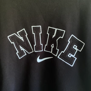 Nike sweatshirt  - En sweatshirt med retro logga aldrig använd. 500kr eller bud + frakt 66kr spårbart