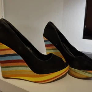 Kilklack 2 par nästan oanvända strl.38 - Endast använda korta stunder.  Klackhöjd 8-9cm.  Säljs som paket.  Inköptes på typ H&M eller liknande.  