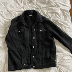 Jeansjacka - Svart jeansjacka från Gina Tricot💓