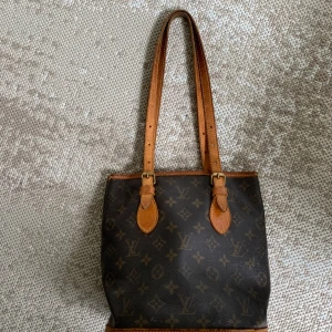 Louis Vuitton PM Bucket Bag - Köpt som renoveringsobjekt -Modellen görs inte längre Säljes annars för runt 8-10k  Går att fixa insidan hos lädermakare, utsidan är i fint vintage skick