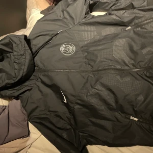 PSG vindjacka - Snygg jacka, storlek Large. Den är lite större i storleken!