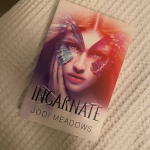 Bok Incarante  - Säljer denna boken, aldrig läst vad jag vet säljs den inte i bokform längre i Sverige. Skriven av Jodi Meadows författaren av my lade Jane 