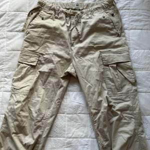 Beiga cargo pants från H&M Använde dom 3 gånger i somras men har tappat intresse för dom. Najs tyg men sitter lite halvdant på mig i min mening. Leverans kan diskuteras vid intresse! :)))