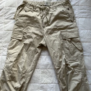 Beiga cargo pants från H&M - Beiga cargo pants från H&M Använde dom 3 gånger i somras men har tappat intresse för dom. Najs tyg men sitter lite halvdant på mig i min mening. Leverans kan diskuteras vid intresse! :)))