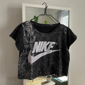 Nike T-shirt strl S - Nike T-shirt i storlek S. Croppad modell.