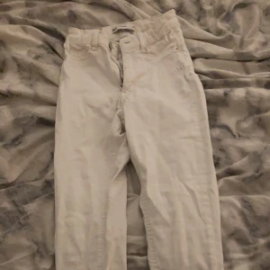 Molly jeans  - Säljer dem här fina Molly jeansen endast använda två gånger, sitter perfekt i rumpan.