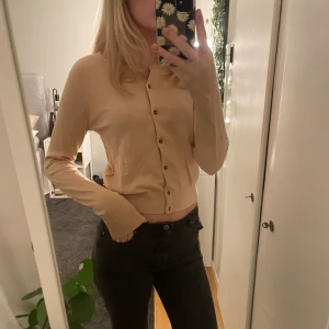 Beige kofta - Beige kofta ifrån HM. Användts två gånger och är i bra skick utan några defekter. Perfekt till hösten.❤️