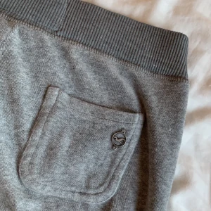 Lågmidjade mjukisbyxer från hollister  - Lågmidjade mjukisbyxor från hollister!🤍Byxerna är i ett bra skick. Skriv om ni villl ha fler bilder