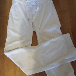 Gina tricot velourbyxor  - Bild på mina vita Cecilia velore byxor om någon är intresserad 