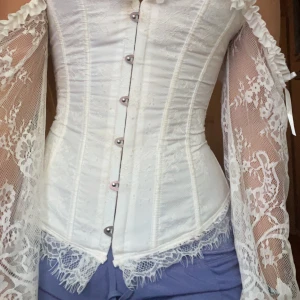 Korsett - Säljer denna korsett som är perfekt nu för halloween. Använt den en gång när jag var utklädd till en ängel förra halloween!   Justerbar i ryggen Köp direkt 500kr