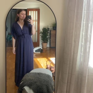 Klänning  - Långklänning i marinblått! Super fint skick!  Köparen står för frakten!  Pris kan diskuteras!  