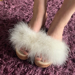 Prinsess fluff  - Känn dig lyxig med dessa prinsess skor med vit fluff. Helt oanvända  💕✨