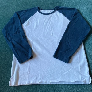 baseball tröja - snygg baseball tröja i bra skick! står ingen stolek men skulle säga att de är en S-M beroende på hur man vill att den sitter! köparen står för frakten!