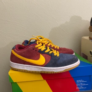 Nike SB dunk low barcelona  - Nike SB dunk low Barcelona  - skick 5/10 skeatade. - storlek 41  - pris 500kr exklusive frakt Inget orginal tillkommer.  🚚   Kontakta vid köp eller ytterligare frågor!  Mvh PlugYstad 