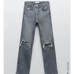 Jeans  - Säljer dessa gråa ripped jeans från zara. Är i super skick, (har klippt 1-2cm) där nere därav att dom va väldigt långa. dom kommer inte till användning. Köpare står för frakt, kontakta vid intresse/frågor❤️(passar ca 1,60)  (Sista bilden lånad)