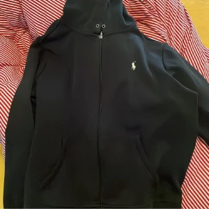 Ralph lauren kofta - En ralph lauren kofta använd få gånger pris kan diskuteras vid snabb affär