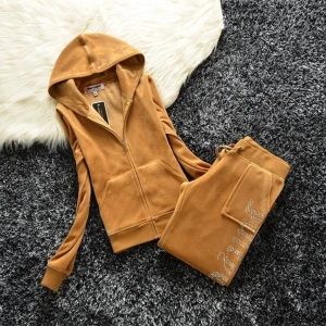 Juicy couture tracksuit - Juicy tracksuit nyskick och fins i många färger vi kan prata om priset