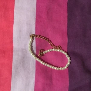 Nytt pärl armband  - 10kr + 13 kr frakt= 23kr ink frakt (pris kan diskuteras!)