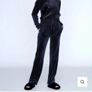 Juicy couture  - Ett par juicy byxor i färgen ”Night sky” med fickor, storlek xs💗använda 2 gånger, i princip helt nya💗nypris 1100kr men säljer för 700kr+frakt