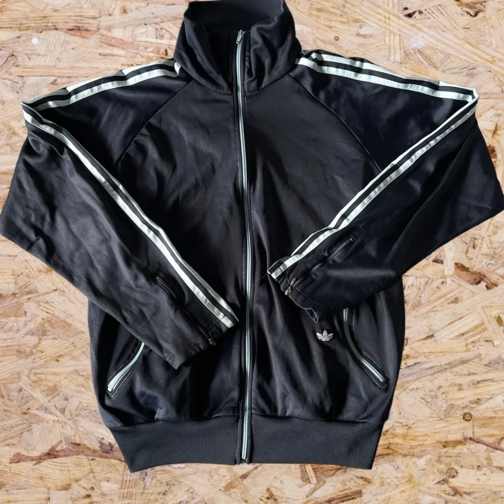 Vintage trackjacket från Adidas. Marinblå med ljusblå sträck. Storlek XL.. Hoodies.