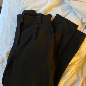 Kostymbyxor hm - Ett par snygga kostymbyxor ifrån H&M i storlek 32🤍