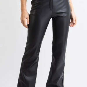 Byxor - Har ett par bäst intill omvända läder byxor fast som går under/vid naveln  Passar mest xs/s hyfsat långa beror på hur du ser vad långt är, även en liten m 