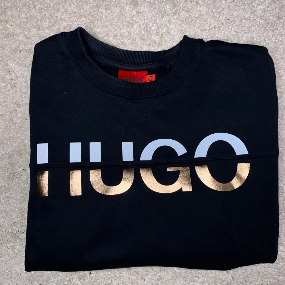 Äkta Hugo Boss tröja, väldigt sparsamt använd!  . Tröjor & Koftor.