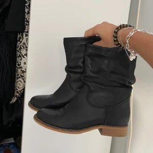 Boots - Ett par så snygga läder boots som passar till hösten och lite finare tillfällen! 🍁🥳🥰priset går att diskutera! Möts upp i Stockholm men kan också posta de