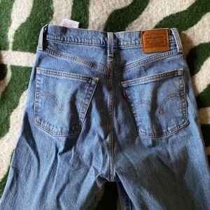 Levis - Nästan helt oanvända levis ribcage med slitage längst ner på byxbenen