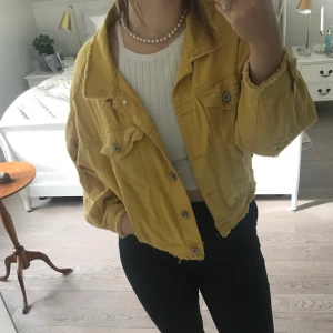 Gul jeansjacka - Unik knallgul jeansjacka! Jättefin i lite baggy oversize modell. Så bra att styla med när man vill ha lite färg eller en extra detalj. 