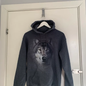 Hoodie - Hoodie med varm fordring, väldigt lite använd. Tröjan är i typ någon form av gå blå färg.
