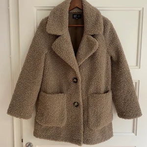 Pile jacka / Teddy jacka Zara  - Utmärkt till hösten, så fin i färgen och bekväm. 