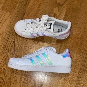 Adidas skor  - Nästan oanvända adidas skor i reflex  