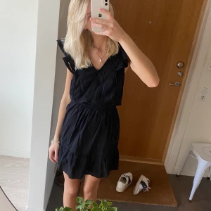 Klänning - Såå söt svart klänning med broderier och volanger från h&m, aldrig använd❤️