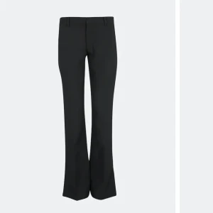 Bikbok Vera kostymbyxor  - Lågmidjade populära vera kostymbyxorna från Bikbok, slutsålda i nästan alla storlekar på hemsidan. De är i nyskick, har endast testat dem. De är små i storleken så tänk på det. (De två första bilderna är från hemsidan)⚡️💕