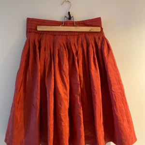 Kjol Viktor & Rolf  - Jättefin hallonröd silkes kjol av Viktor & Rolf ❤️HM ( i samarbete) storlek M. 