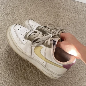 Nike air force - Säljer ett par nike air force. Väl använda, men kan tvättas upp så blir de nästan som nya. Köptes för unger 1300kr, men säljer för 400kr.  Kan gå ner i pris vid snabb affär🙌🏼