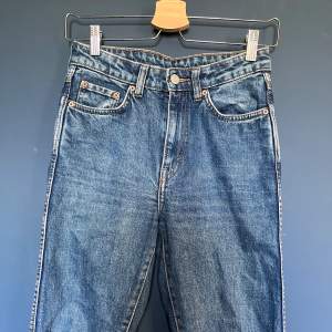 Jeans ”Case Spit” från weekday. Använda ett fåtal gånger. Tighta men raka ben 
