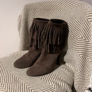 Stövlar med fransar  - Bruna stövlar med fransar och klack väldigt bra skick , Från zara , nypris 999kr