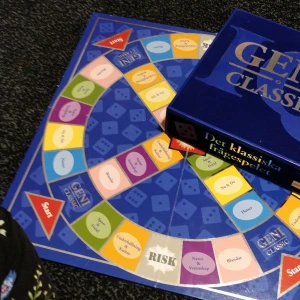 Geni Classic- Det klassiska frågespelet - Alla pjäser finns med och inget är sönder. Spelregler och kort finns med. Fråga om ni undrar något. 