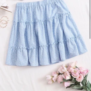 Blå kjol - Pris 50kr + frakt. Blå kjol från Shein. Storlek L. Kontakta mig för intresse och nytt pris.