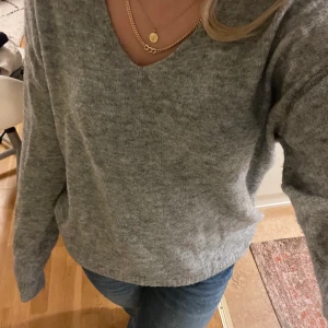 Grå stickad tröja❤️‍🔥❤️‍🔥 - Grå stickad tröja i storlek xs, tillkommer frakt alternativt möts upp i stockholm❤️‍🔥❤️‍🔥