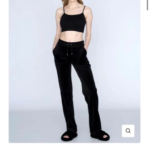 Juicy Couture  - Intressekoll på mina Svarta juicy byxor, köpte de när dom var slutsålda nästan överallt. Dom är använda ganska många gånger men fortfarande bra skick ! Köpte nypris för 1100kr . Skulle kunna sälja för 550 eller uppåt 