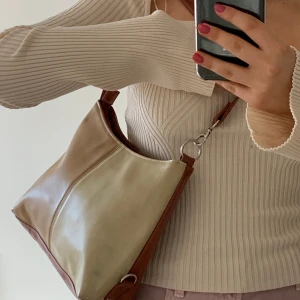 Vintage axelväska🤍 - Jättesöt väska köpt second hand i fint skick och bra kvalitet, får tyvärr inte användning av denna så den behöver ett nytt hem🤍