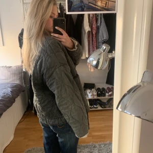 Zara jacka - Säljer denna super fina jacka från zara i M. Den är i nyskick då jag beställde två storlekar. Är en perfekt höst/vår jacka🥺Slutsåld på hemsidan. Bara att skriva om du undrar något eller vill ha fler bilder! Den är utlagd på nytt så budgivningen gäller ej💓