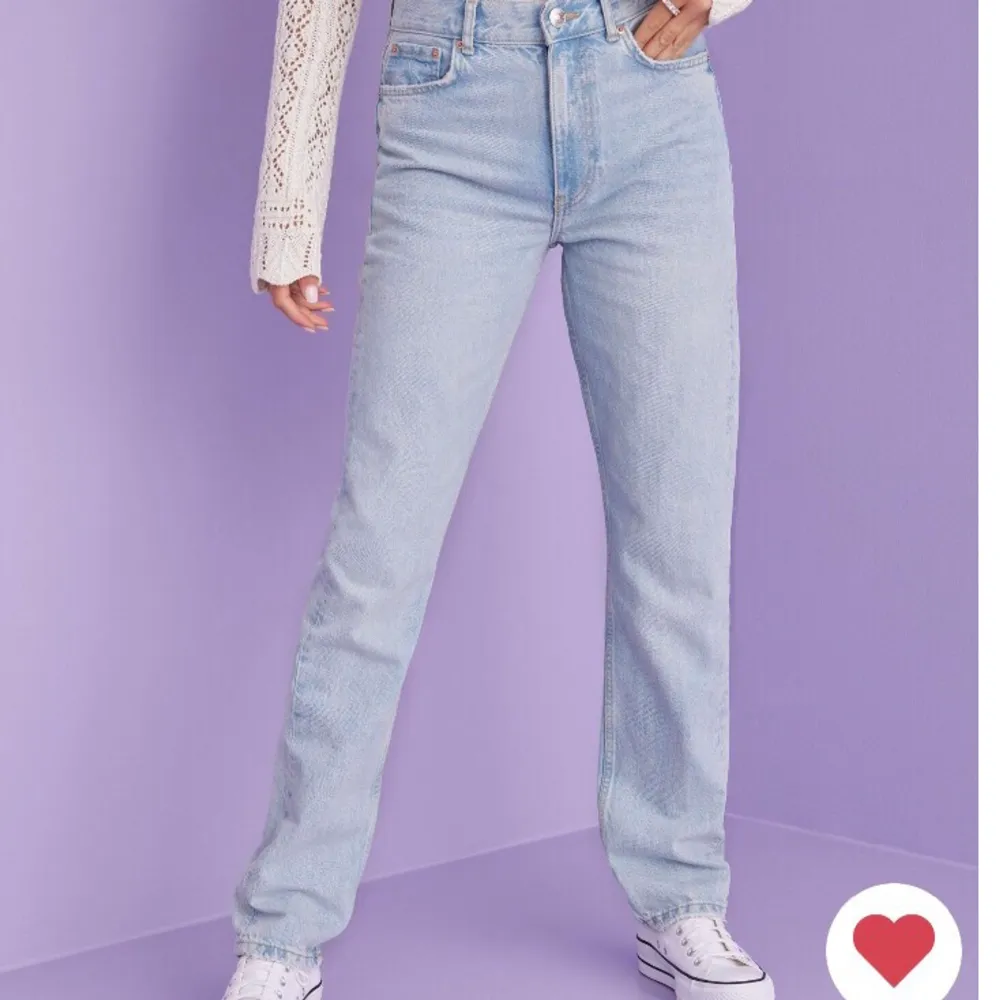 Säljer att par inprincip nya jeans, använda en gång. Säljes pågrund att det inte var min stil riktigt, annars snygga och sköna byxor. Köpta på Nelly men märket är Gina tricot. Köpte dom för 600 så säljer dom för 420. Storlek 34. Kom privat för mer bilder.. Jeans & Byxor.