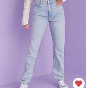 Säljer att par inprincip nya jeans, använda en gång. Säljes pågrund att det inte var min stil riktigt, annars snygga och sköna byxor. Köpta på Nelly men märket är Gina tricot. Köpte dom för 600 så säljer dom för 420. Storlek 34. Kom privat för mer bilder.
