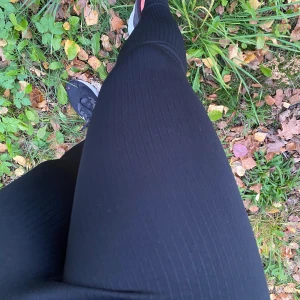 Ribbade träningstights  - Hej, säljer ett par ribbade högmidjade träningstights från MMsports i storlek M. Superfint skick, endast använda tre gånger. 